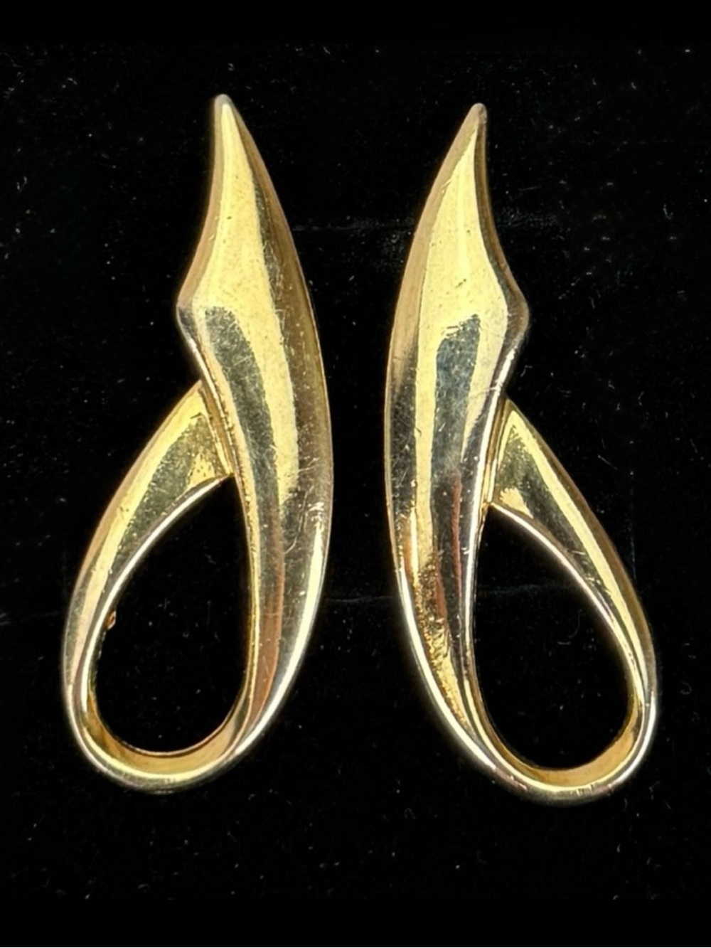 Vintage lightweight goldtone pierced earrings